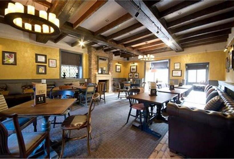 בית מלון כפרי The Scotts Arms Village Inn