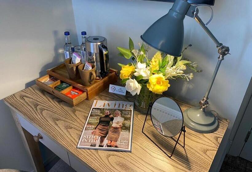 בית מלון כפרי The Scotts Arms Village Inn