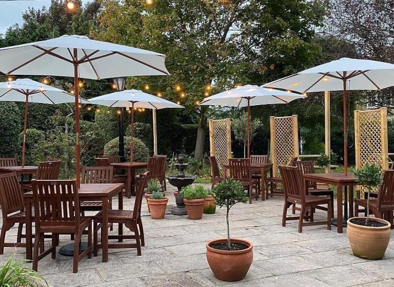 בית מלון כפרי The Scotts Arms Village Inn