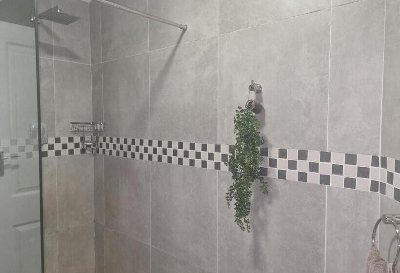 פנסיון Eland Place Self Catering Guest House