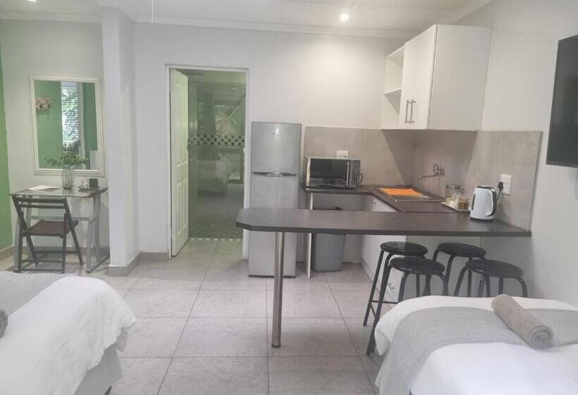 פנסיון Eland Place Self Catering Guest House