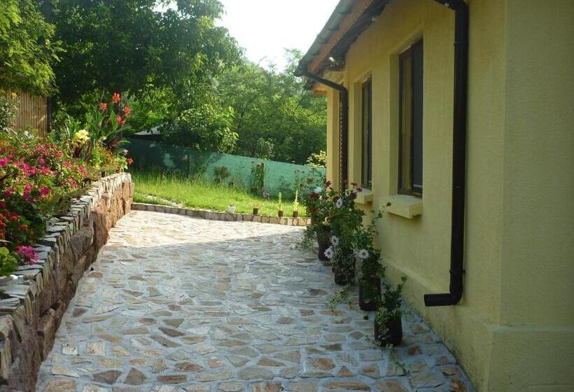 بنسيون Guest House „ivanovata House”