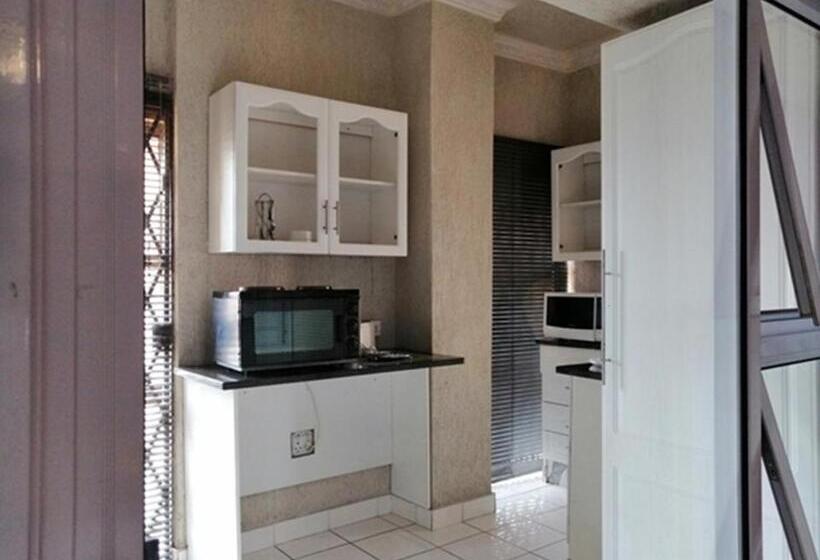 פנסיון Lenasia Guest Lodge