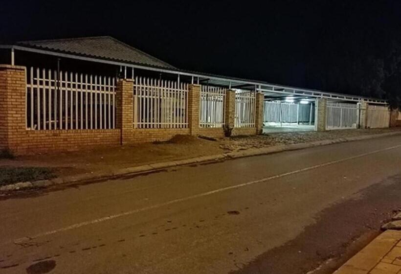 פנסיון Lenasia Guest Lodge