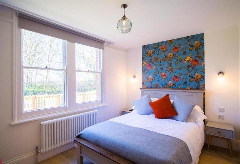 פנסיון Longstowe Farmhouse