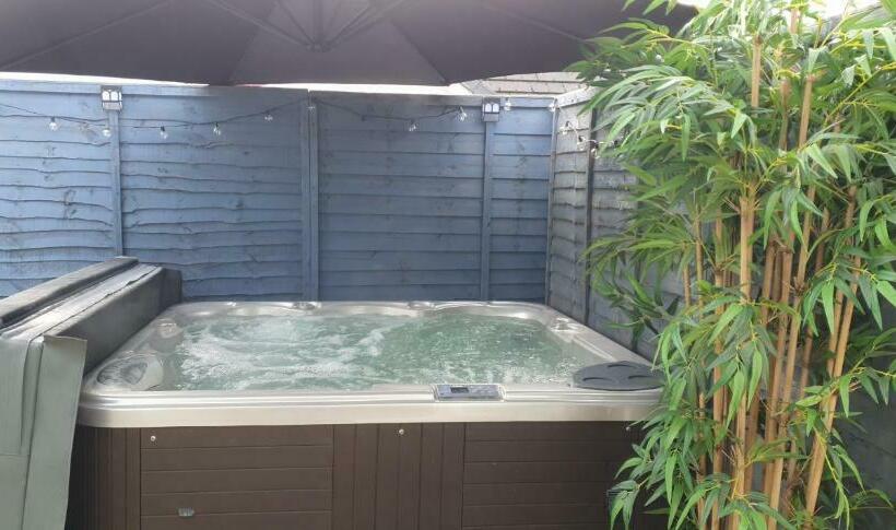 The Green Monkey Lux Suite At The Grumpy Schnauzer B&b Private Hot Tub, Gym, Breakfast, Stunning!