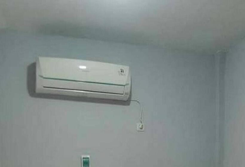 호텔 Kai Homestay Near Anyer Beach Redpartner