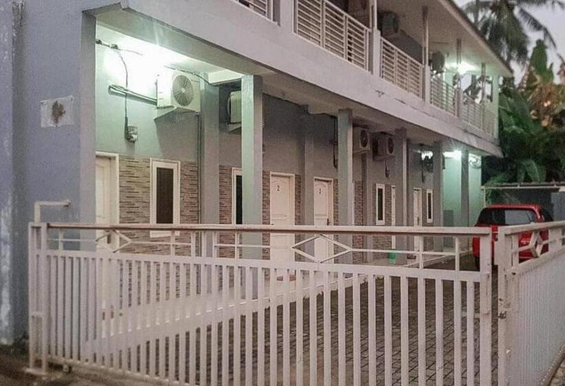 호텔 Kai Homestay Near Anyer Beach Redpartner