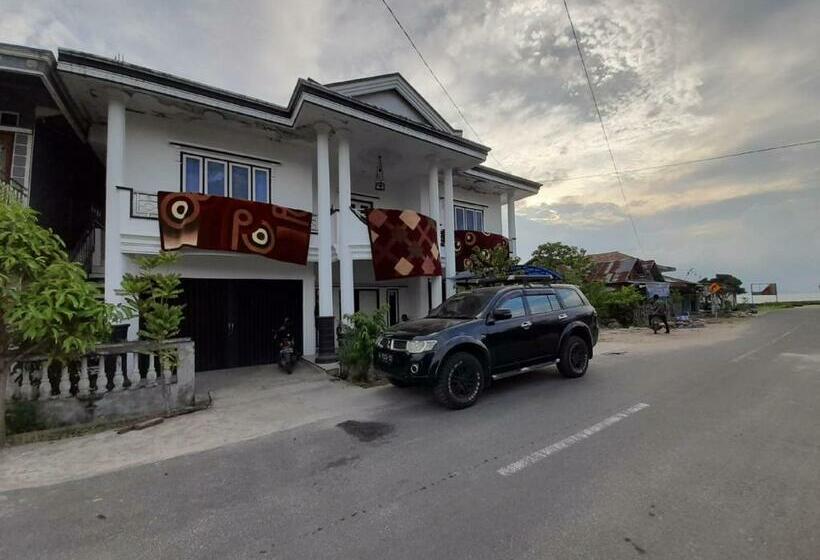 בית מלון כפרי Oyo Homes 91121 Desa Wisata Kotabatu Danau Ranau