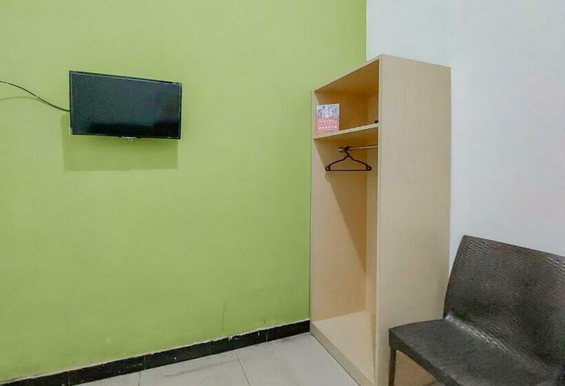 Отель Reddoorz At Cempaka Guesthouse Tarakan