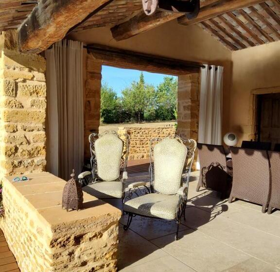 Lodges En Pierres Dorees