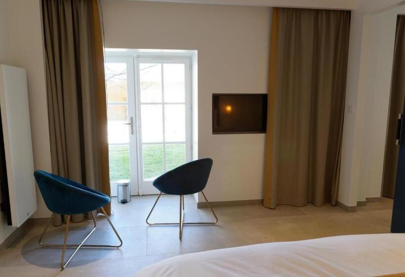 Lodges En Pierres Dorees