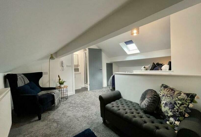 펜션 Boutique 5 Bed Home On Birdwell Road   Free Parking