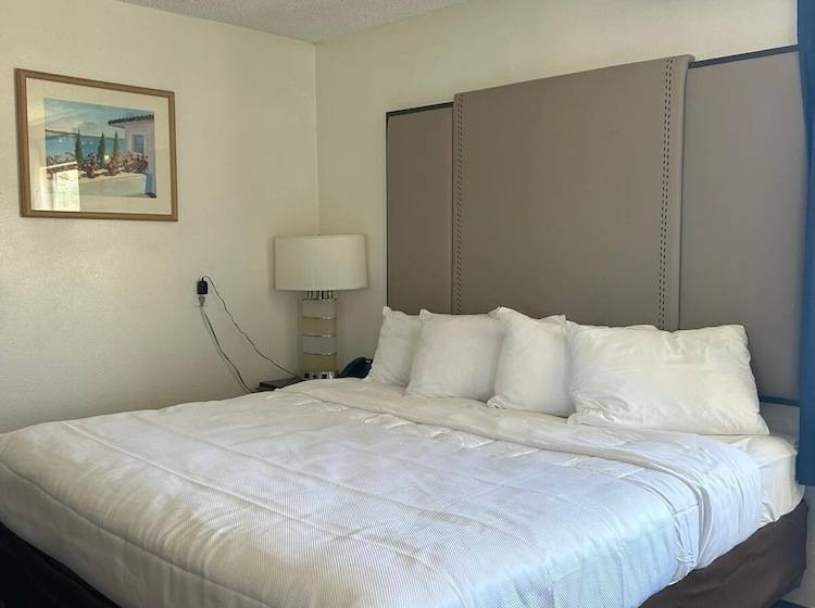 Backcountry Inn Motel