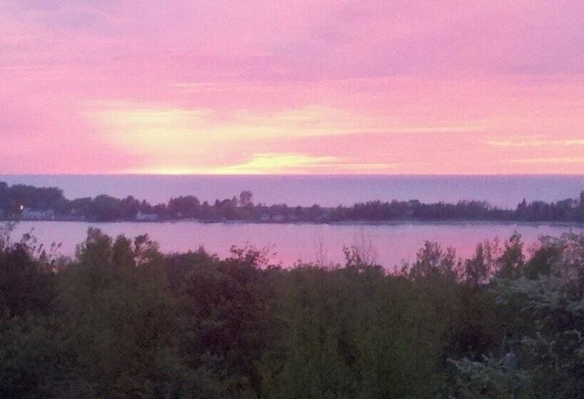 Hilltop Cabins And Motel