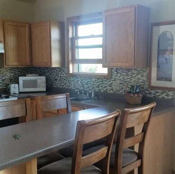 Hilltop Cabins And Motel