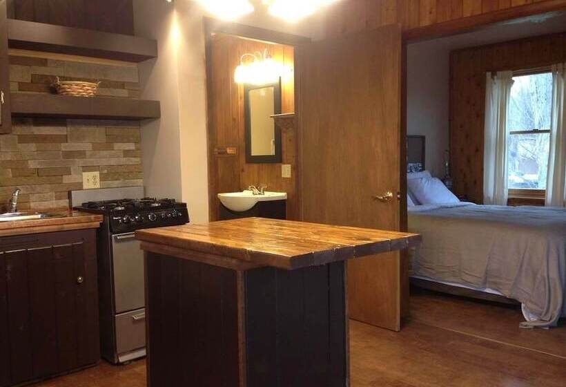 Hilltop Cabins And Motel