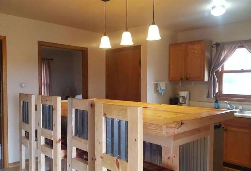 Hilltop Cabins And Motel