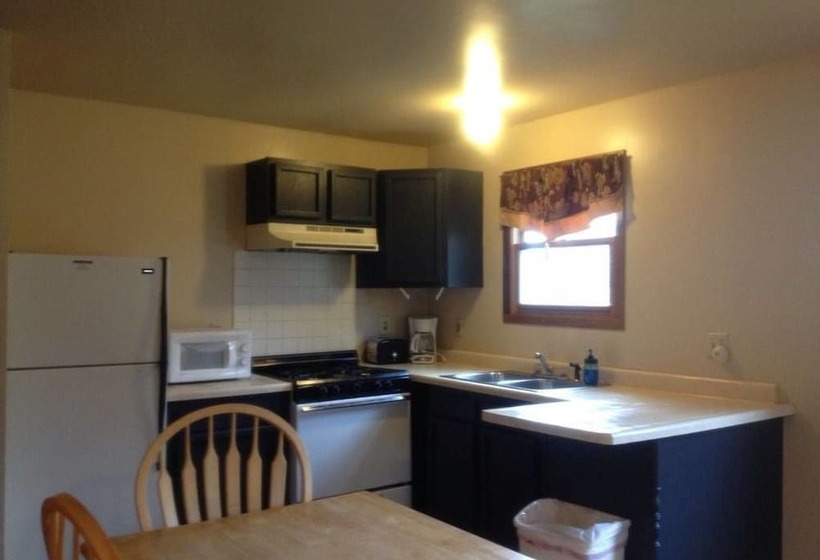 Hilltop Cabins And Motel