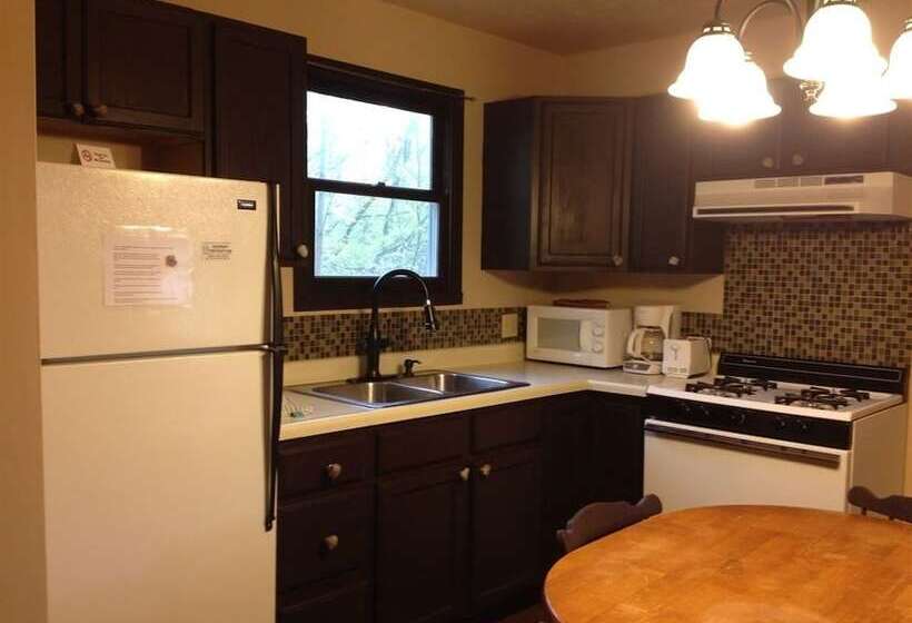 Hilltop Cabins And Motel