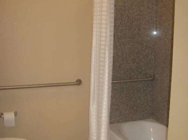 فندق Ambassador Inn & Suites