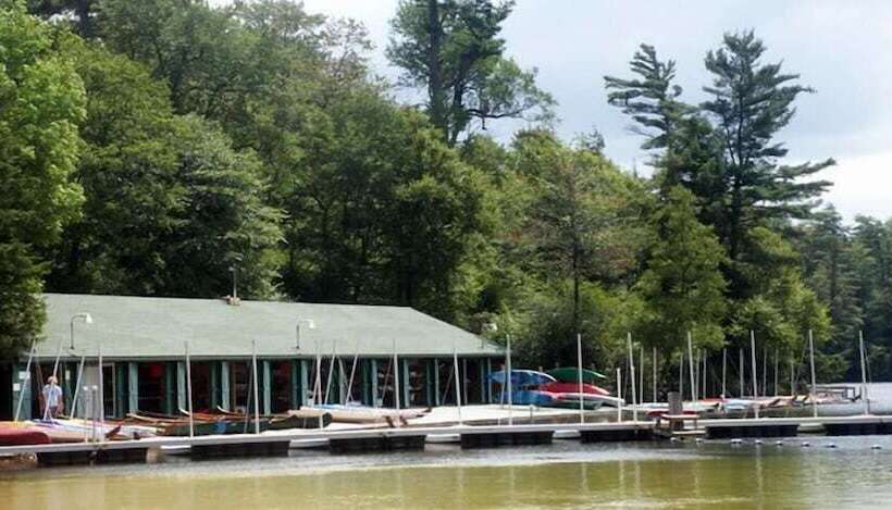 호텔 Crestmont Inn