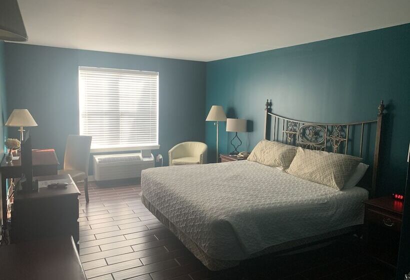 Отель French Quarter Inn