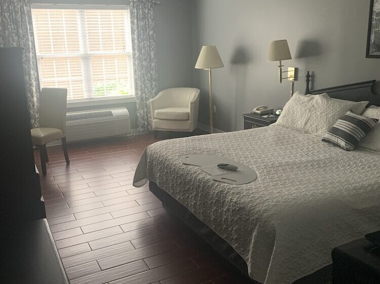 Отель French Quarter Inn