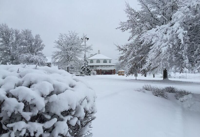 فندق Inn At Amish Door