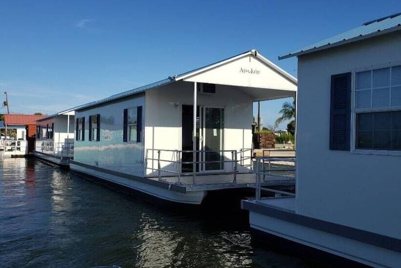 فندق Old Wooden Bridge Resort & Marina