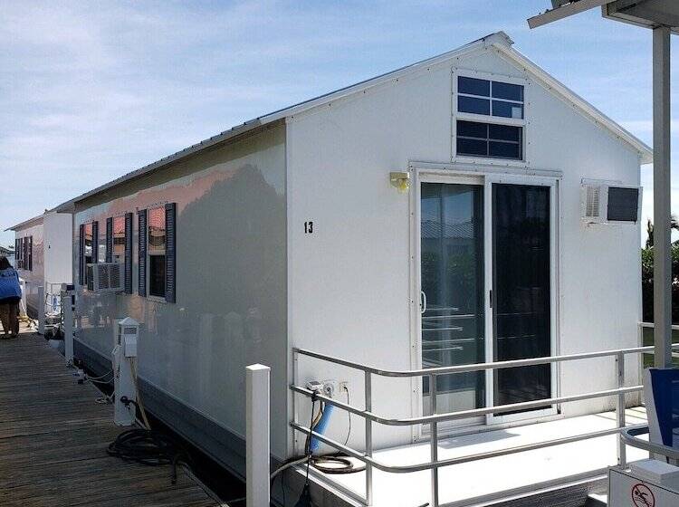 فندق Old Wooden Bridge Resort & Marina