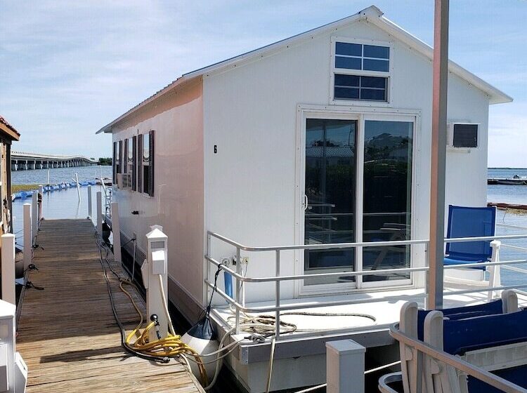 فندق Old Wooden Bridge Resort & Marina