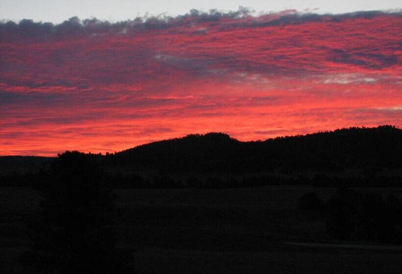 فندق Sawin  Logs Inn