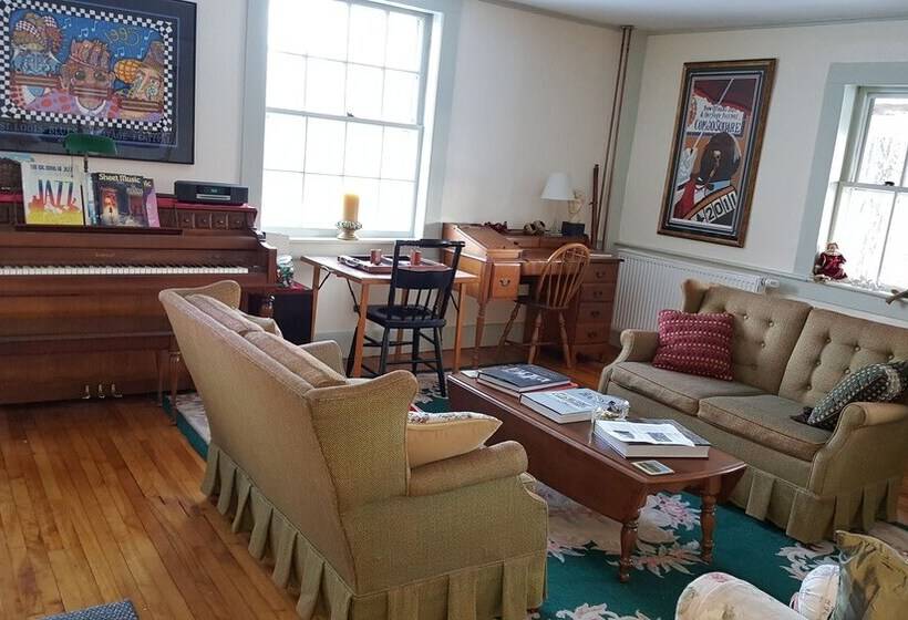 فندق The Farmstand Bed & Breakfast