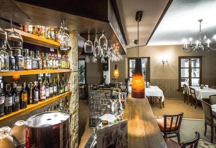 Отель Dworek Nad Pilicą