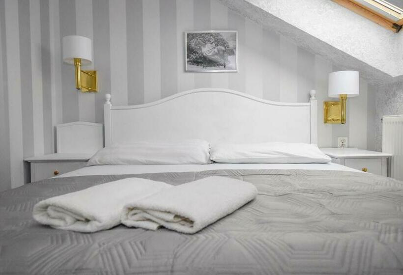 فندق Dwór Ostoia