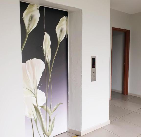 Отель Golden Court