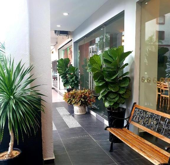 Отель Golden Court