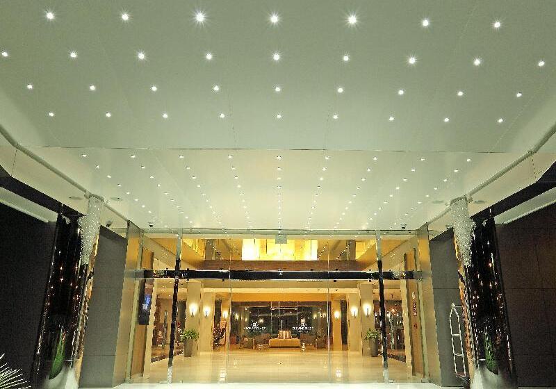 בית מלון כפרי Crowne Plaza Airport, An Ihg