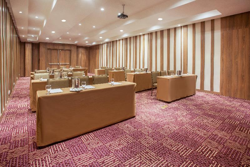 בית מלון כפרי Crowne Plaza Airport, An Ihg