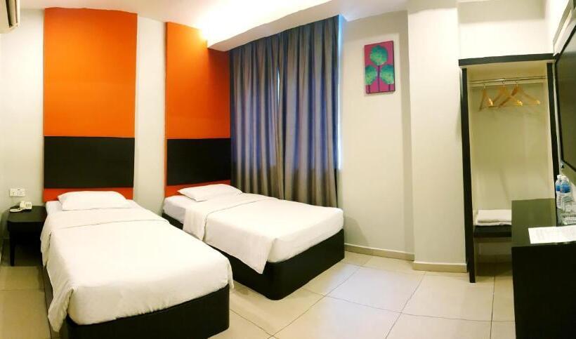 Отель Golden Court