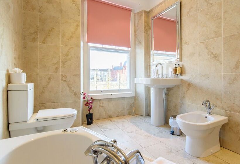 Отель Jolyon S Boutique