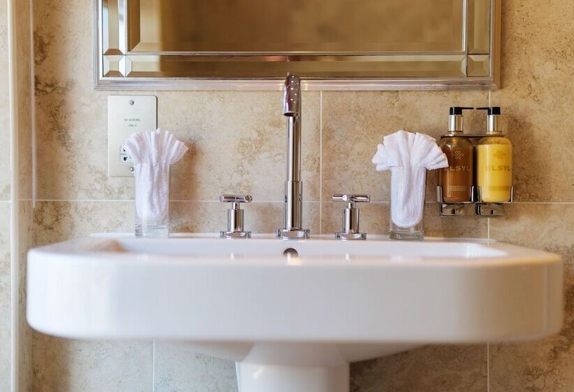 Отель Jolyon S Boutique