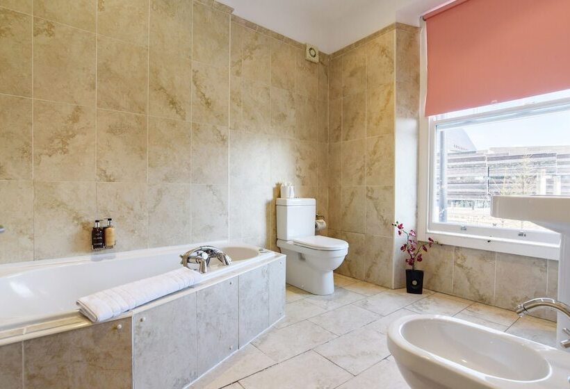 Отель Jolyon S Boutique