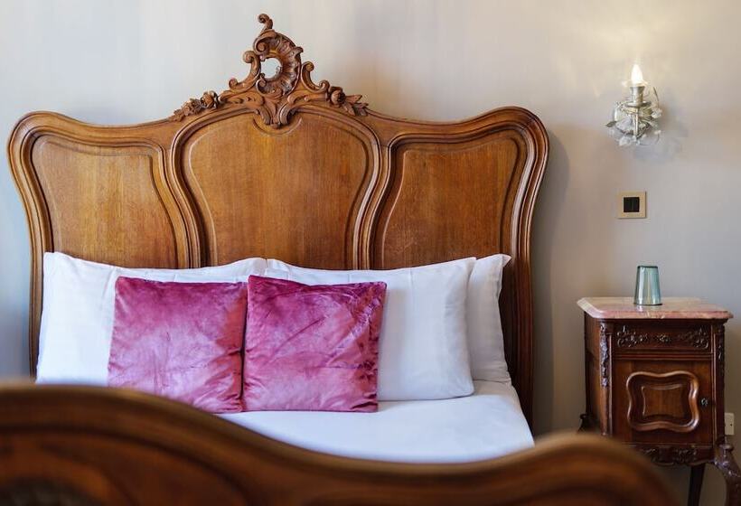 Отель Jolyon S Boutique