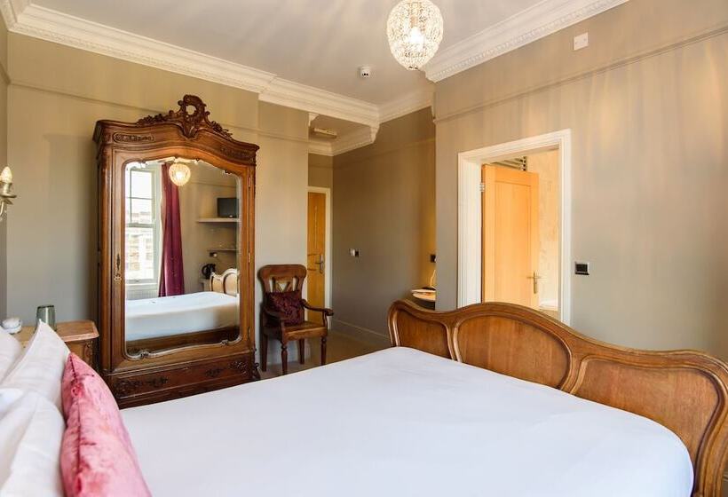 Отель Jolyon S Boutique