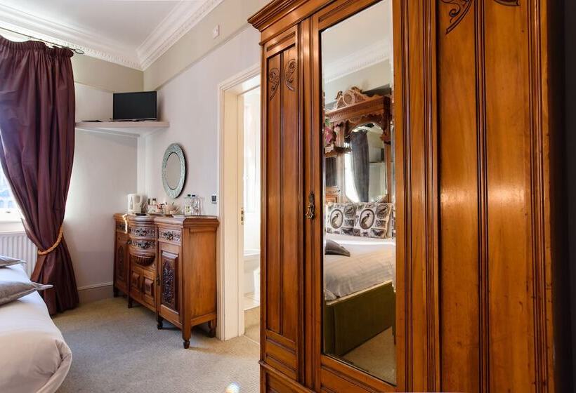 Отель Jolyon S Boutique