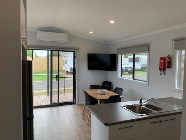 هتل Portland Holiday Village