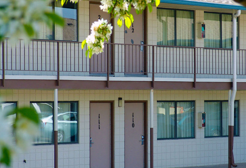 هتل Quad City Inn