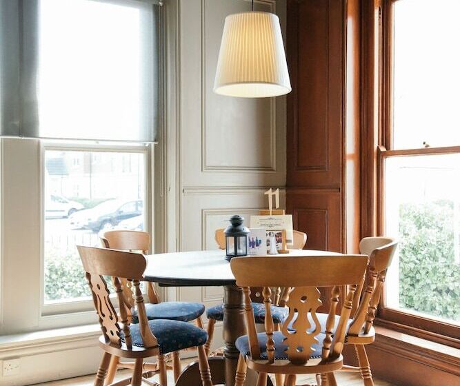 Royal Hotel, Bar & Grill